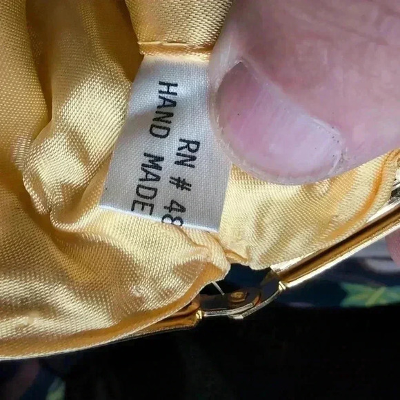 Handmade Beaded Oval purse with Metal Strap yellow/gold - Picture 6 of 8